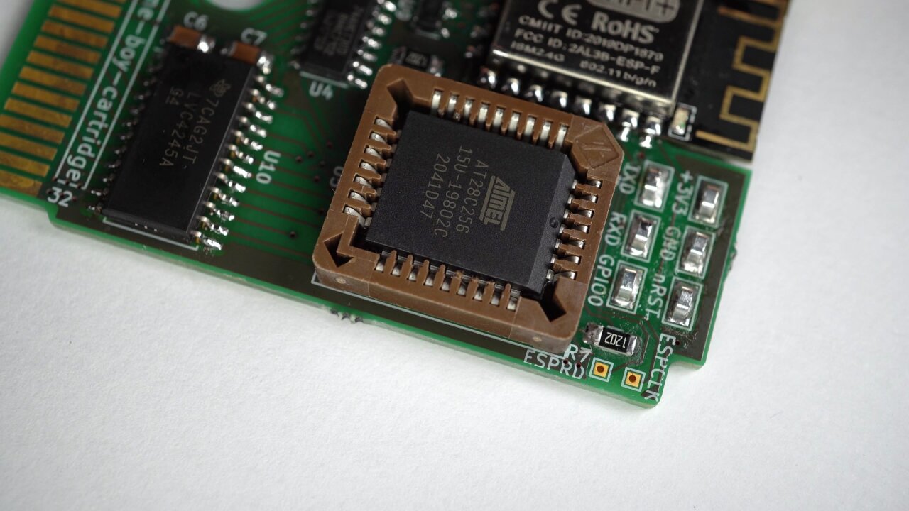 Macro picture of the EEPROM PLCC32 package in its socket on the PCB.